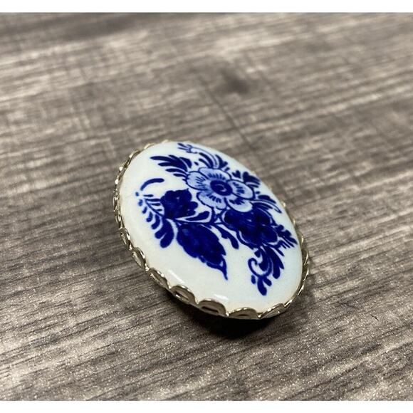 Vintage Blue White Porcelain Floral Flowers Oval Framed Ladies Brooch Pin - Picture 2 of 7